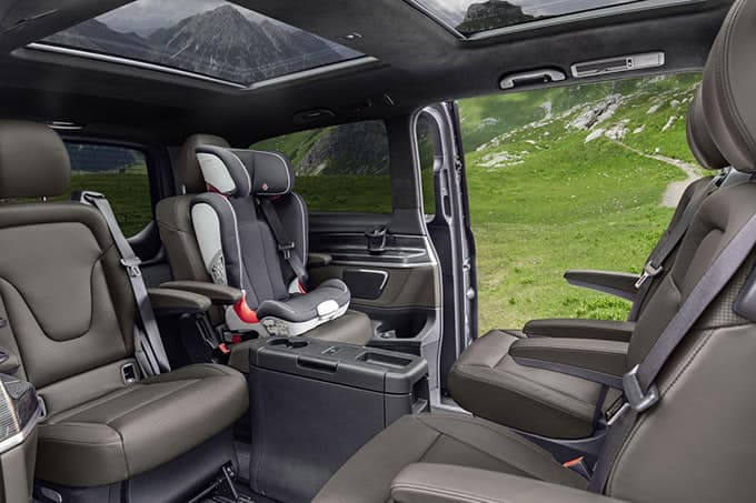 Intérieur d’un van avec sièges passagers et siège enfant